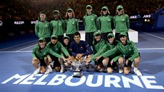 TRADICE. ampion Australian Open se spolen fotí se sbrai mík.