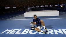 SÁM SE SVOU TROFEJÍ. Novak Djokovič si užívá triumf na Australian Open.