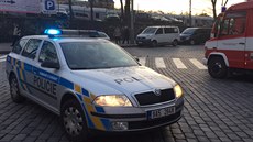 Policisté a hasi�i vyjeli do pra�ských Dejvic k lahvi s neznámou tekutinou.
