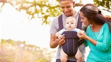 V takovéto klokaní kapse se dítti podle odborník moc dobe nedaí - nohy mu...