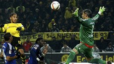 Kanonýr Pierre-Emerick Aubameyang z Dortmundu stílí gól v zápase proti...