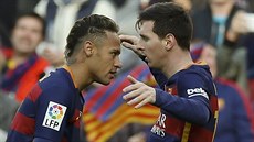 ZNOVU SE TREFIL. Lionel Messi z Barcelony (vlevo) oslavuje svj gól s Neymarem,