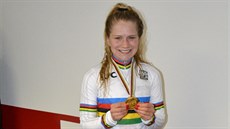 SYMPATICKÁ BRITKA. Evie Richardsová jela svj první mezinárodní cyklokros práv...