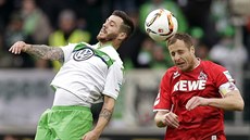 Vieirinha (v bílozeleném) z Wolfsburgu v hlavikovém souboji s kolínským...