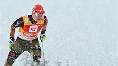 Eric Frenzel si jede pro vít�zství v závod� SP sdru�ená�� v Seefeldu.