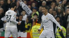Cristiano Ronaldo (vpravo) a Isco z Realu Madrid slaví gól.