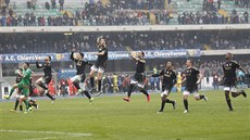 PODVANÁCTÉ ZA SEBOU. Fotbalisté Juventusu oslavují vítězství ve Veroně.