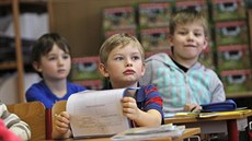 Žáci Základní školy Mitušova 8 v Ostravě-Jihu dostali ve čtvrtek vysvědčení. O...