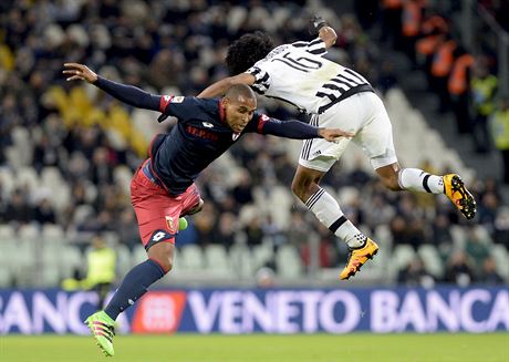 V zajímavém souboji letí Juan Quadrado z Juventusu  (vpravo) a  Gabriel Silva z...