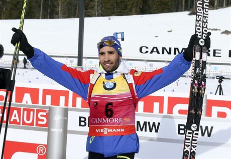 Martin Fourcade slaví vítzství ve sprintu v kanadském Canmore.