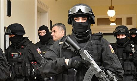 Policejní eskorta pivádí Libanonce Alího Fajáda na jednání praského Mstského...