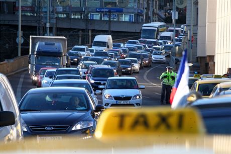 Taxikái protestují na praské magistrále proti vedení radnice, maximální...