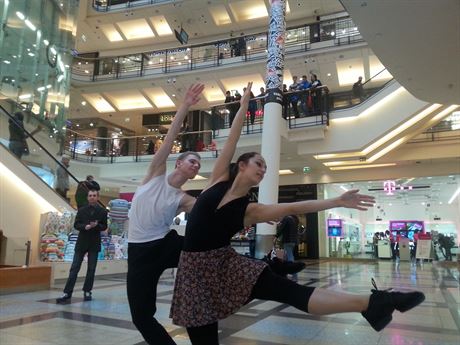 Taneníci natáejí videoklip v obchodním centru.
