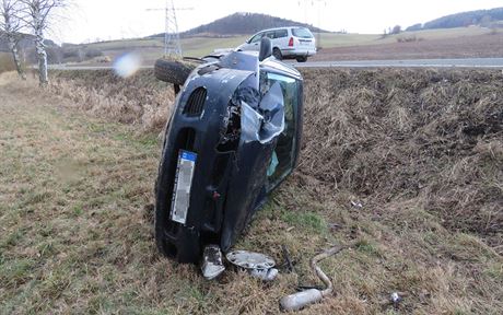 Snímek z nehody Mitsubishi Carisma mezi obcemi Dlouhomilov a Brníko na...