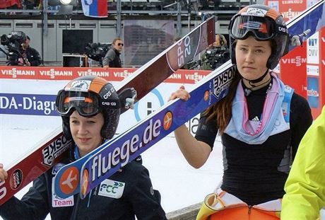 Barbora Blaková (v popedí) a Zdena Peatová pi závod SP v Oberstdorfu.