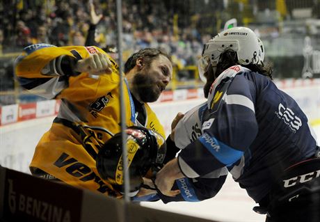 Bitka v utkn Litvnov - Plze: Michal Trvnek vs. Ryan Hollweg