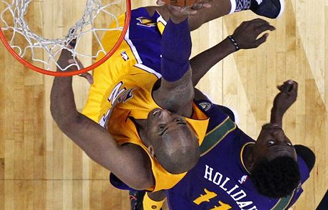 Kobe Bryant (vlevo) z Los Angeles Lakers v souboji Jrue Holidayem z New Orleans.
