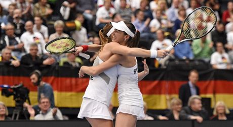 výcarská tenistky Belinda Bencicová a Martina Hingisová se radují z výhry ve...