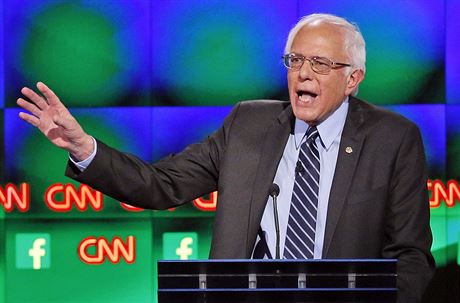 Bernie Sanders bhem debaty CNN (14. jna 2015).