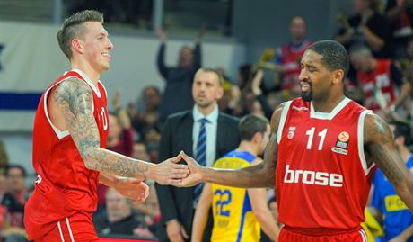 Brad Wanamaker (vpravo) a Daniel Theis z Bambergu slaví povedenou akci proti...