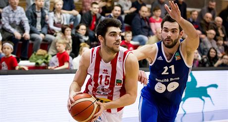 Pardubický basketbalista Tomá oukal (vlevo) uniká Romanu Zachrlovi z Brna.