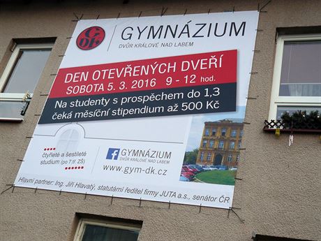 Královédvorské gymnázium vyvsilo svj billboard v Hostinném, co se nelíbí...