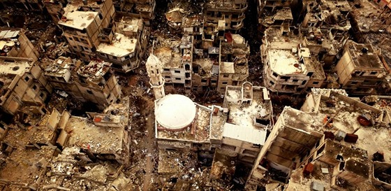 Zniené domy v syrském Homsu pohledem ruských dron