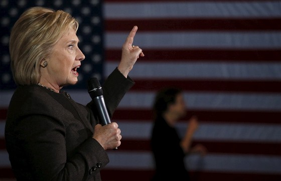 Hillary Clintonová ení na pedvolebním mítinku ve stát New Hampshire (3....