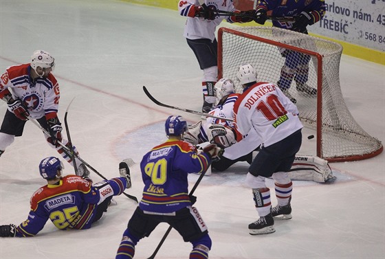 Budjovití hokejisté (v modrém)  vyhráli v Tebíi a náskok Kladna stáhli na dva body.