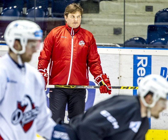 V ervené bund je Andrej Potajuk, v souasnosti asistent trenéra HC Dynamo...