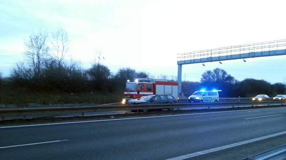 Dopravní nehoda na D7 ve směru z Prahy na Chomutov (8. února 2016).