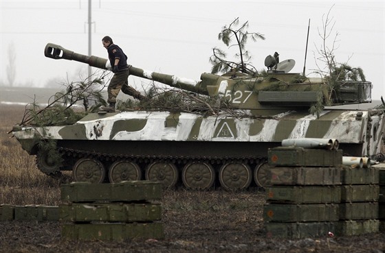 Cviení voják samozvané Doncké lidové republiky na východ Ukrajiny (4. února...