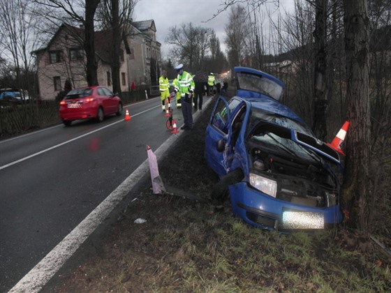 idi si za jízdy kýchl, naboural jiné vozidlo a potom narazil do stromu.