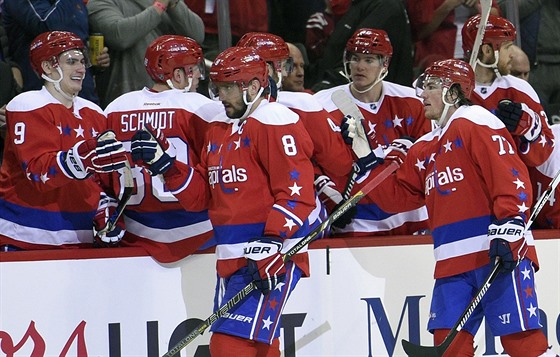Ruský hokejista Alexandr Ovekin slaví gól se spoluhrái z Washingtonu.