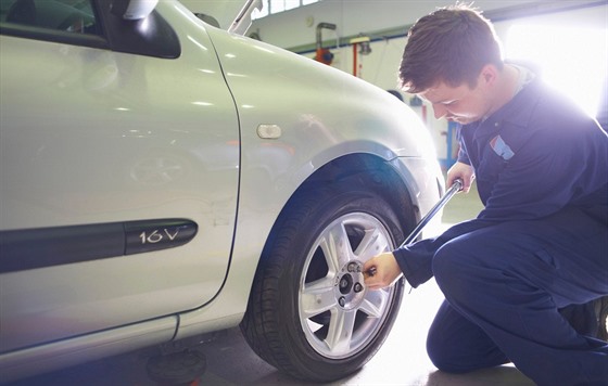 V autoservisu mechanik nahrubo utáhne rouby rázovým utahovákem a pak pesn...