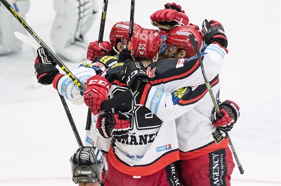 Hradečtí hokejisté se radují z gólu v utkání s vedoucím Libercem.