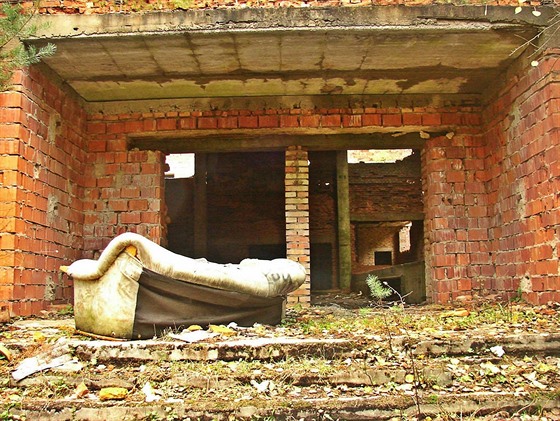Ruina armádního kulturního domu v Ralsku.