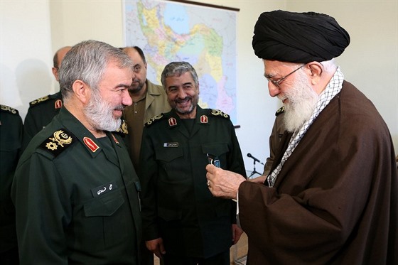 Nejvyí velitel námoních sil Íránských revoluních gard Sardar Fadáví pebírá...