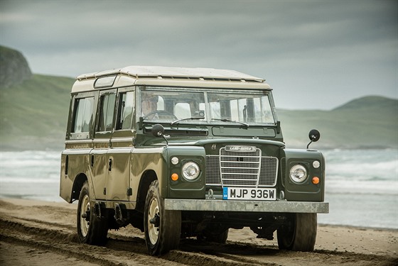 Slavnostn jzda model Land Rover po ostrov Islay ve Skotsku, kde jmno tto...