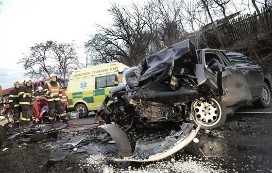 Při dopravní nehodě u Třeboutic zemřel jeden člověk, druhý řidič je těžce zraněný (ilustrační snímek).