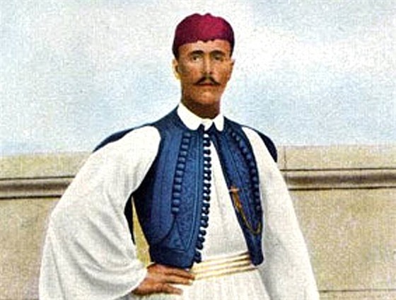 Maratonec Spyridon Luis v eckém kroji bhem olympijských her v Aténách (1896)