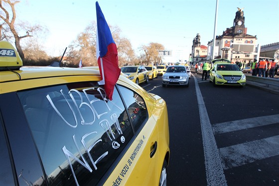 Záběr z únorové demonstrace taxikářů proti Uberu.