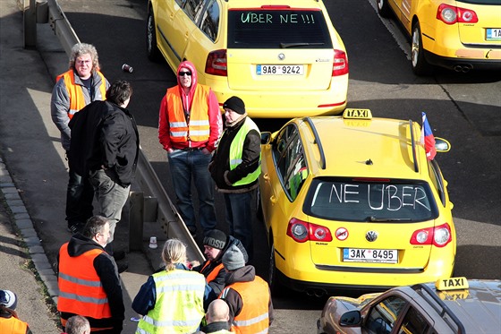 Taxikái protestují na praské magistrále proti vedení radnice, maximální...