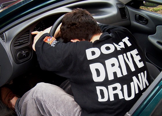 S novou technologií si budou moct dát alkohol před jízdou nebo během ní i lidé sedící na místě řidiče. Ilustrační foto.