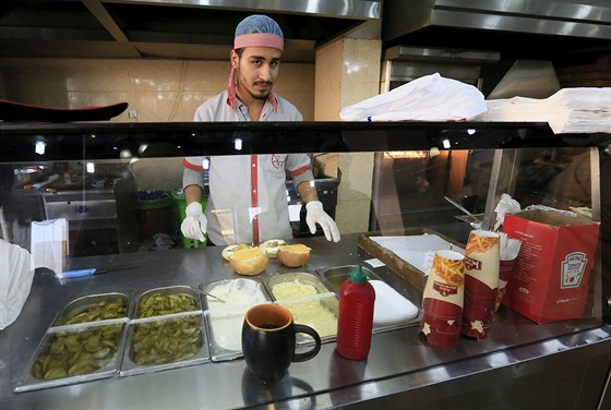 Syrská restaurace Shawermat Anas v Chartúmu (28. ledna 2016).
