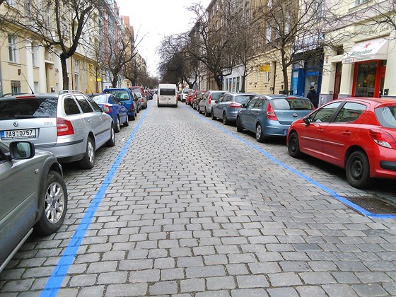 V Jaselské ulici v Dejvicích zaalo znaení modrých parkovacích zón.
