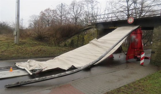 Snímek z nehody nákladní soupravy Iveco pod železničním mostem v ulici Novosady...