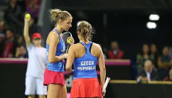 JAK TO UDLÁME? Karolína Plíková a Barbora Strýcová v deblovém utkání Fed Cupu...