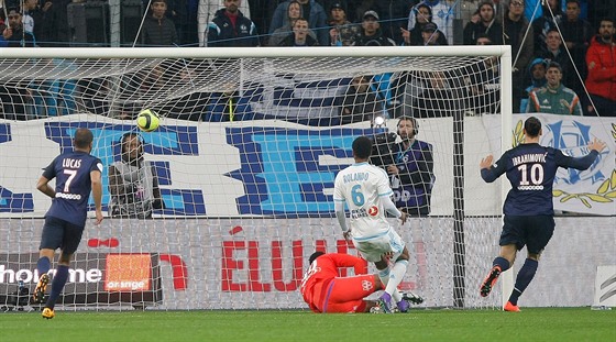 Zlatan Ibrahimovic z Paris Saint Germain skóruje proti Marseille.