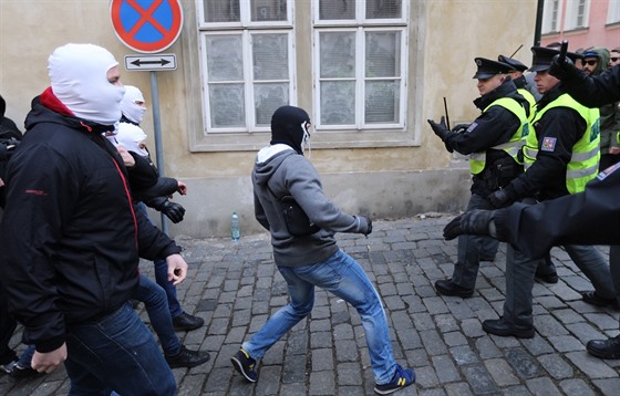 Momentka z potyčky mezi skupinami demonstrantů v Thunovské ulici v Praze, jak...